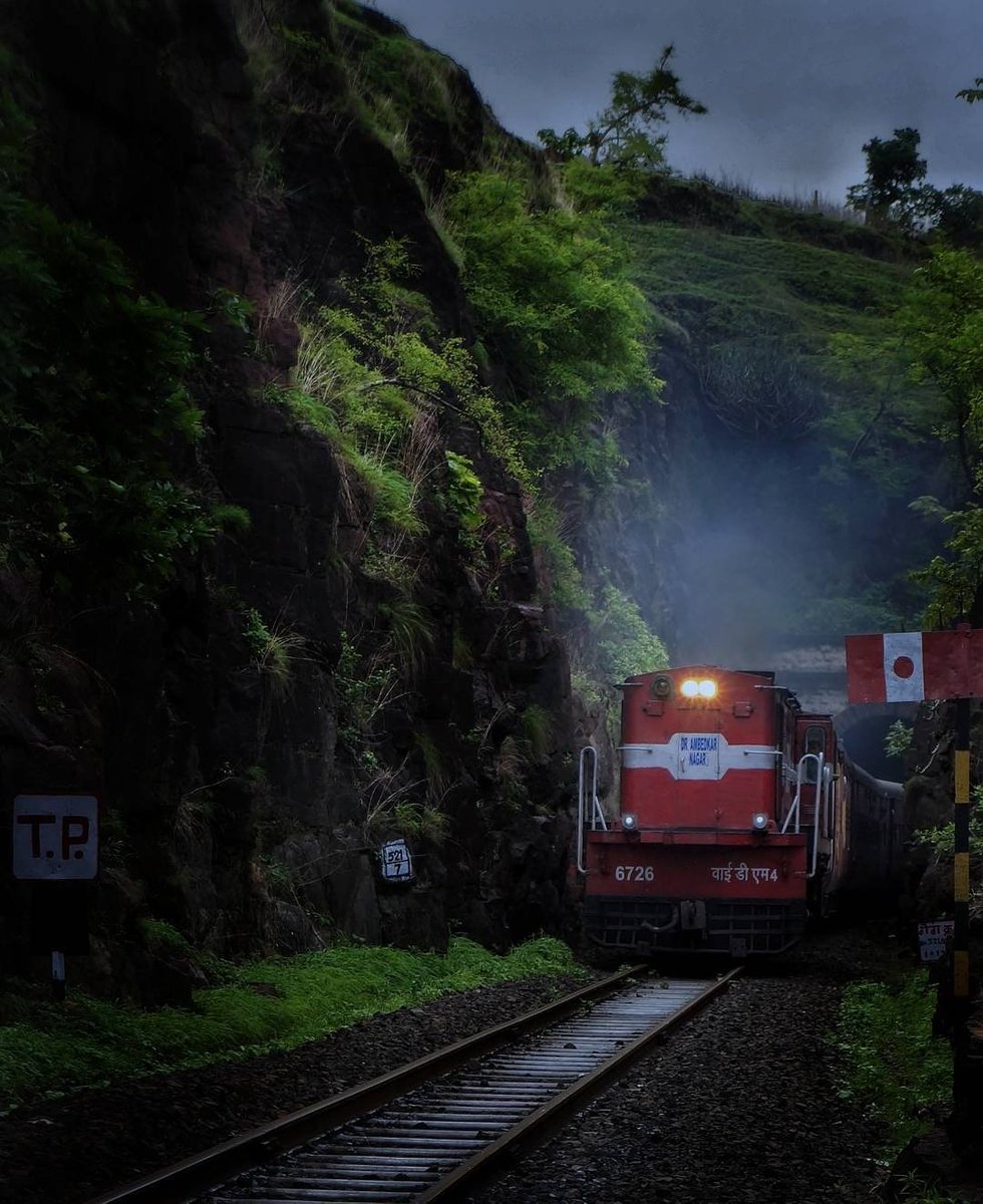 windowseatprj's tweet photo. Mhow-Sanawad MG Passenger 
This is last surviving Metre-gauge train of Akola–Ratlam line.
#windowseatproject #indianrailways @sureshpprabhu https://t.co/9vGBDwCUIB