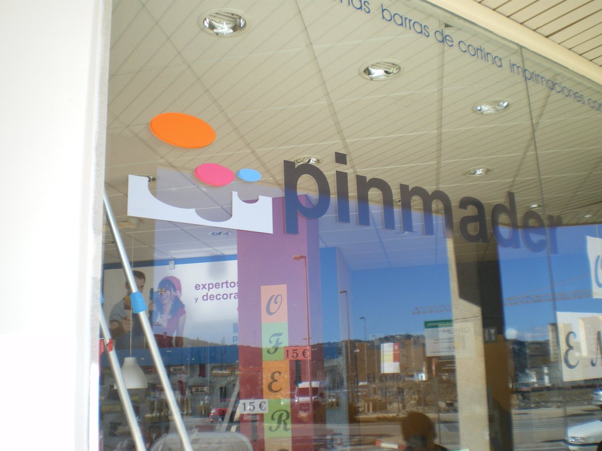 IC_ROTULOS3D's tweet photo. Colocación de rótulo y vinilo e instalación de lud led para PINMADER #rotulación #vinilo #colores #empresas #3d #felizfinde #Espana #Caceres https://t.co/xpxTA1DF7j