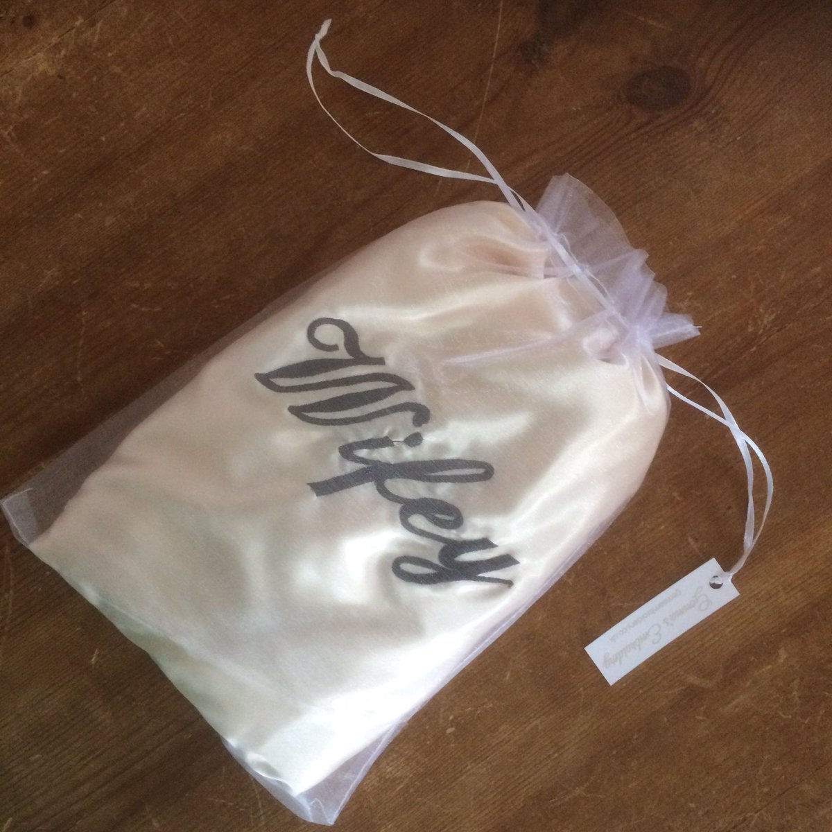 gemsembroidery's tweet photo. Robes #12colourstochoosefrom! #personalisedrobe #bride #Mrs #newsurname #wifey #wife #bridesmaid #gift #wedding https://t.co/EWF8tj5J5R https://t.co/N3ehy1AJZk