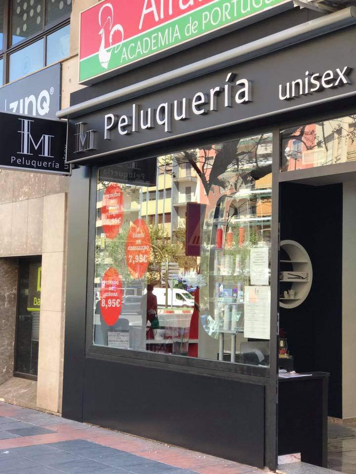 IC_ROTULOS3D's tweet photo. Colocación vinilo rotulo y dibond peluquería LM #peluqueria #empresas #rotulos #vinilo #Extremadura #Caceres #Espana #tiendas #Amazon https://t.co/lDsXxC9Zxk