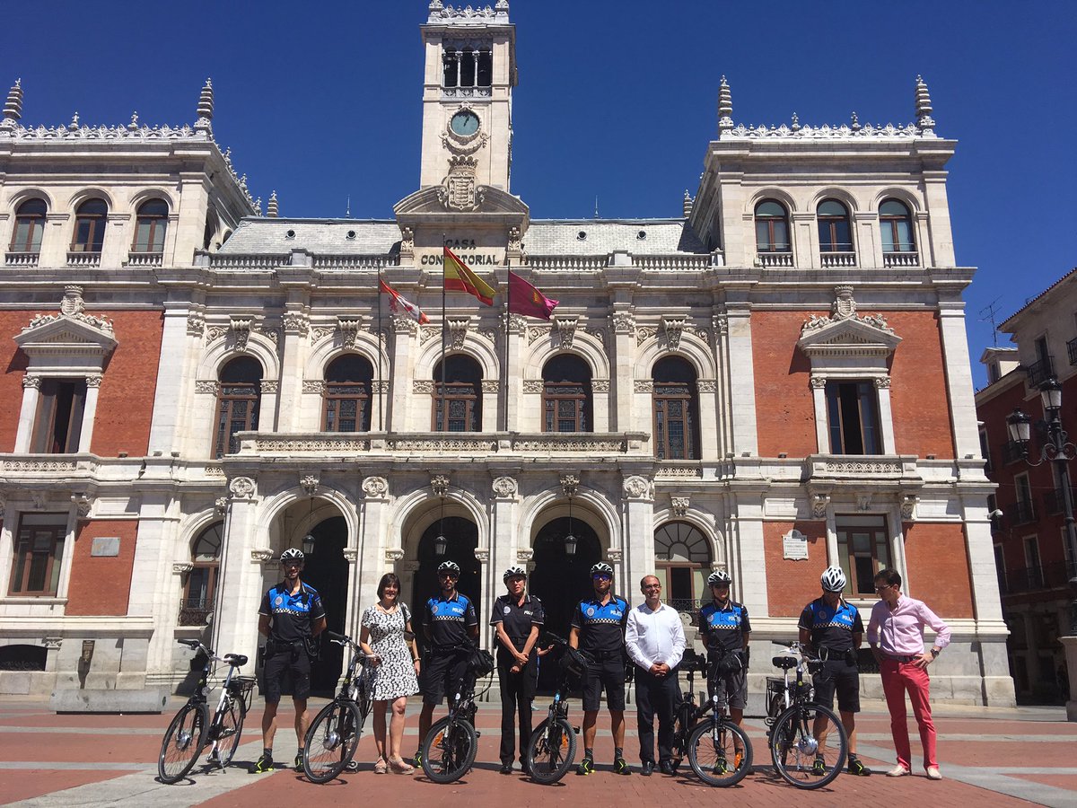 .<a href="/velezpsoe/">Luis Vélez</a>: "gracias a colaboración de <a href="/UVa_es/">Gabinete de Comunicación Universidad de Valladolid</a>, el proyecto piloto de #PolicíaEnBicicleta arranca con 7 agentes voluntarios de <a href="/PoliciaVLL/">NotPolisia</a>"