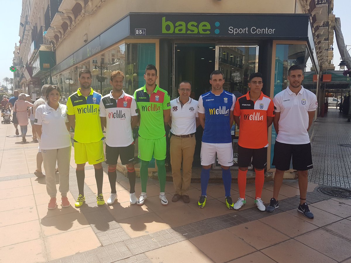 Ale_AcedoR's tweet photo. Los jugadores de la @UDMelilla presentan las equipaciones de este año. Podrán adquirirse a partir de hoy en #BaseSportCenter https://t.co/dMMzB28CZU