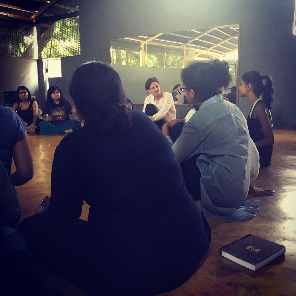 Smartmove2011's tweet photo. #dramatherapy with @evanhastings today with #FECAT batch. https://t.co/1zZfrOoyyM