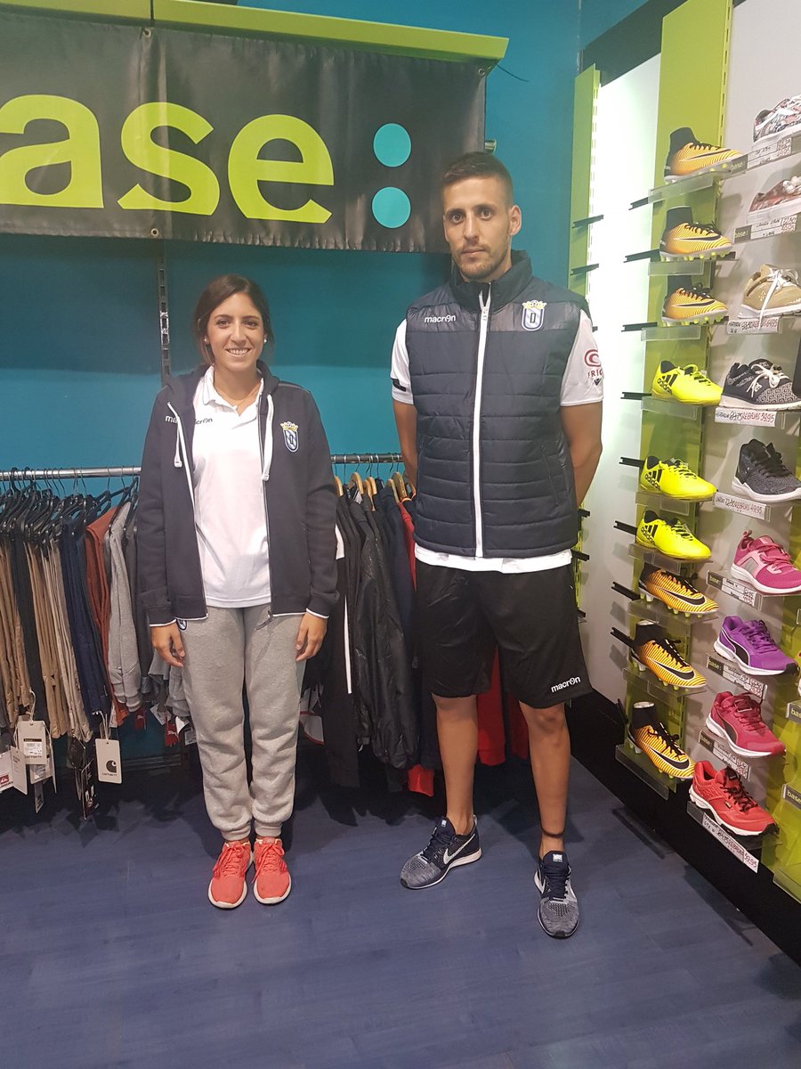 Ale_AcedoR's tweet photo. Los jugadores de la @UDMelilla presentan las equipaciones de este año. Podrán adquirirse a partir de hoy en #BaseSportCenter https://t.co/dMMzB28CZU