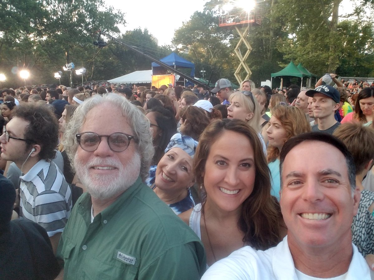 RoviraAlan's tweet photo. #Lionup @RobinRoberts We are here looking for you! #ImagineDragonsOnGMA https://t.co/MggVMtX4GC