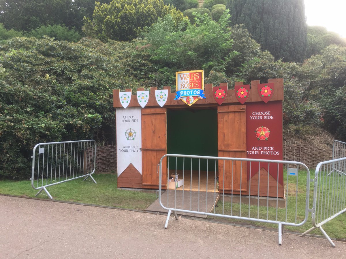 SXWARWICK's tweet photo. @SXWARWICK have set the scene for #magicmemories @WarwickCastle choose your side for your Wars of the Roses photograph #cakeclubhour https://t.co/bh6taN9nxr