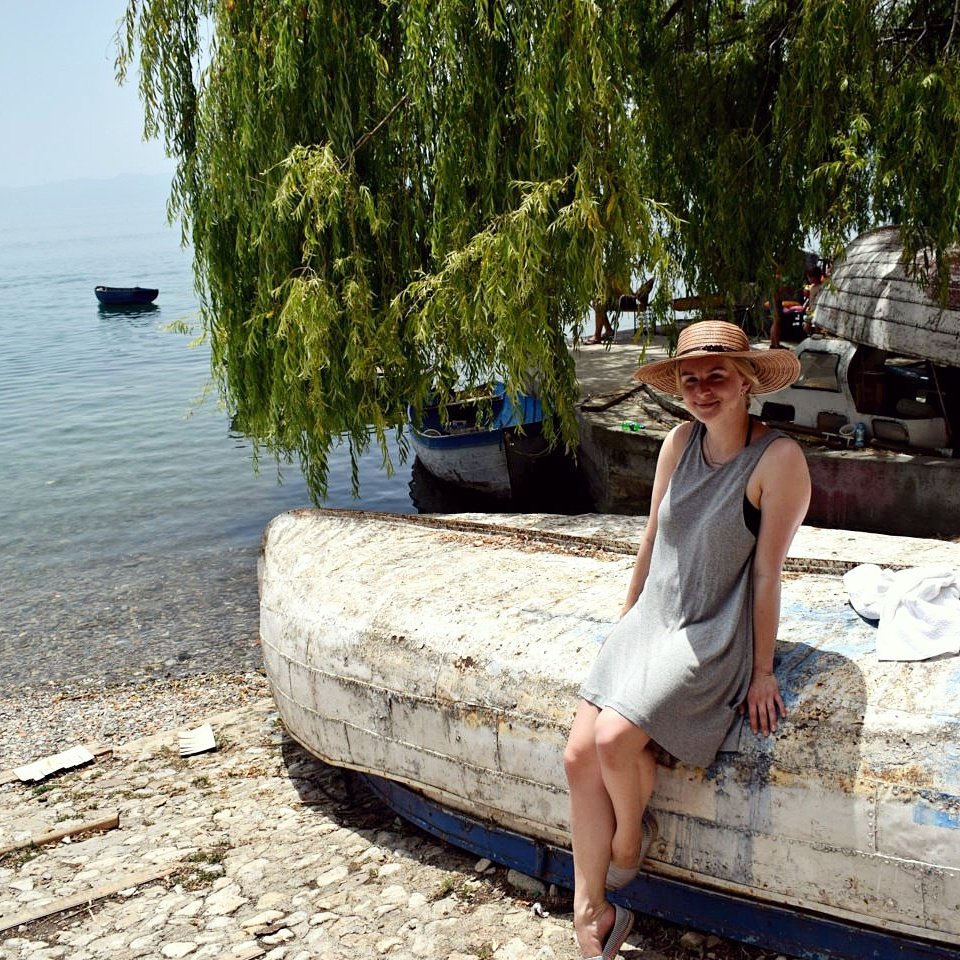 Er staat een nieuwe #blog online met mijn jurkje van <a href="/hmnetherlands/">H&M Nederland</a> in het prachtige #Ohrid. blondeblossom.nl/outfit-grijs-j…