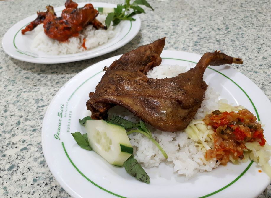 detikfood's tweet photo. Palupi Barata: Uenaake Rek! Bebek Goreng Renyah Dicocol Sambal Pencit https://t.co/VdiYXQX6Wb https://t.co/V72IDMgFL4