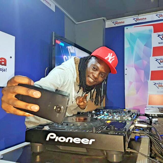 StephenKinyae's tweet photo. Big up my DJ 
Djpatiz
You can get best reggae mix from him https://t.co/9D4UXHmS9N