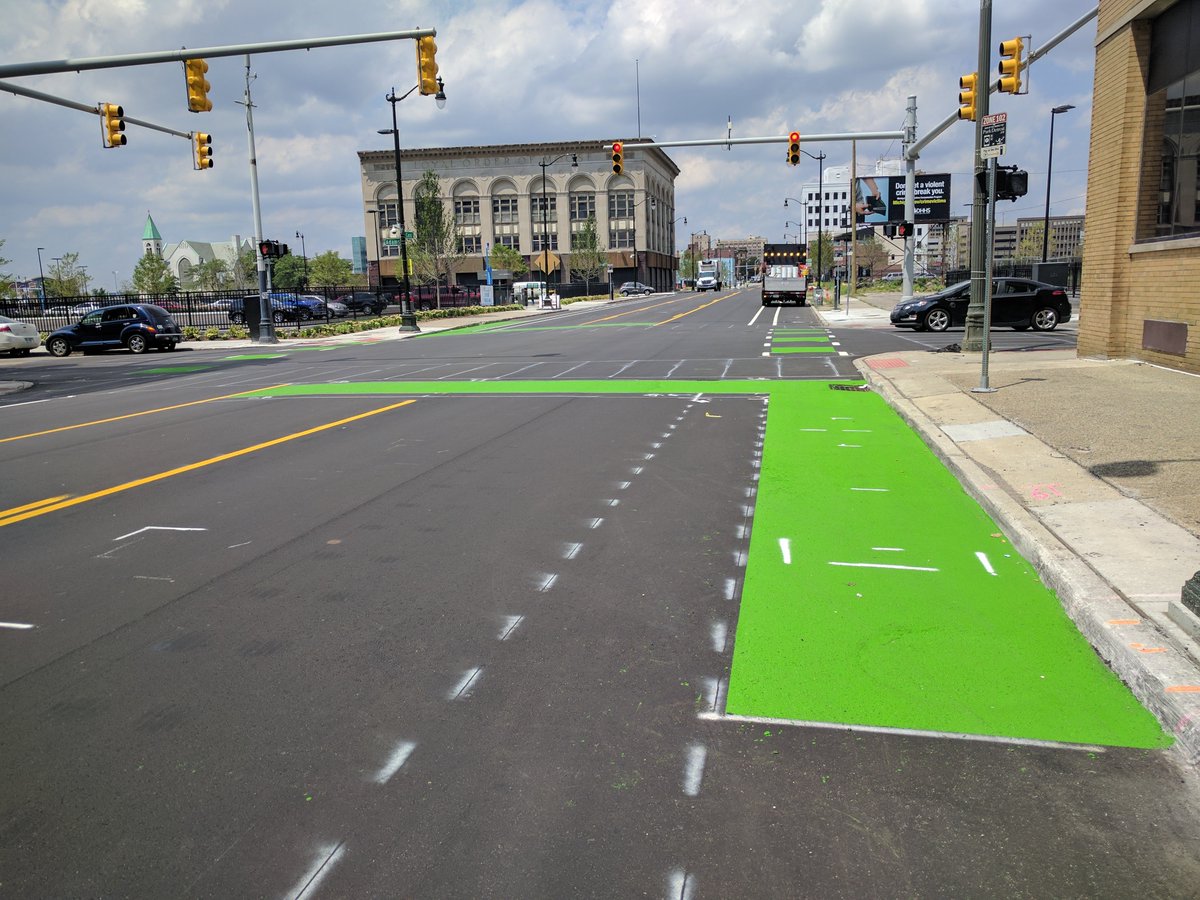 Seen the protected bike lanes &amp; bike boxes being installed on Cass south of I-75 yet? Will continue north to W Grand Blvd
#bikeDET