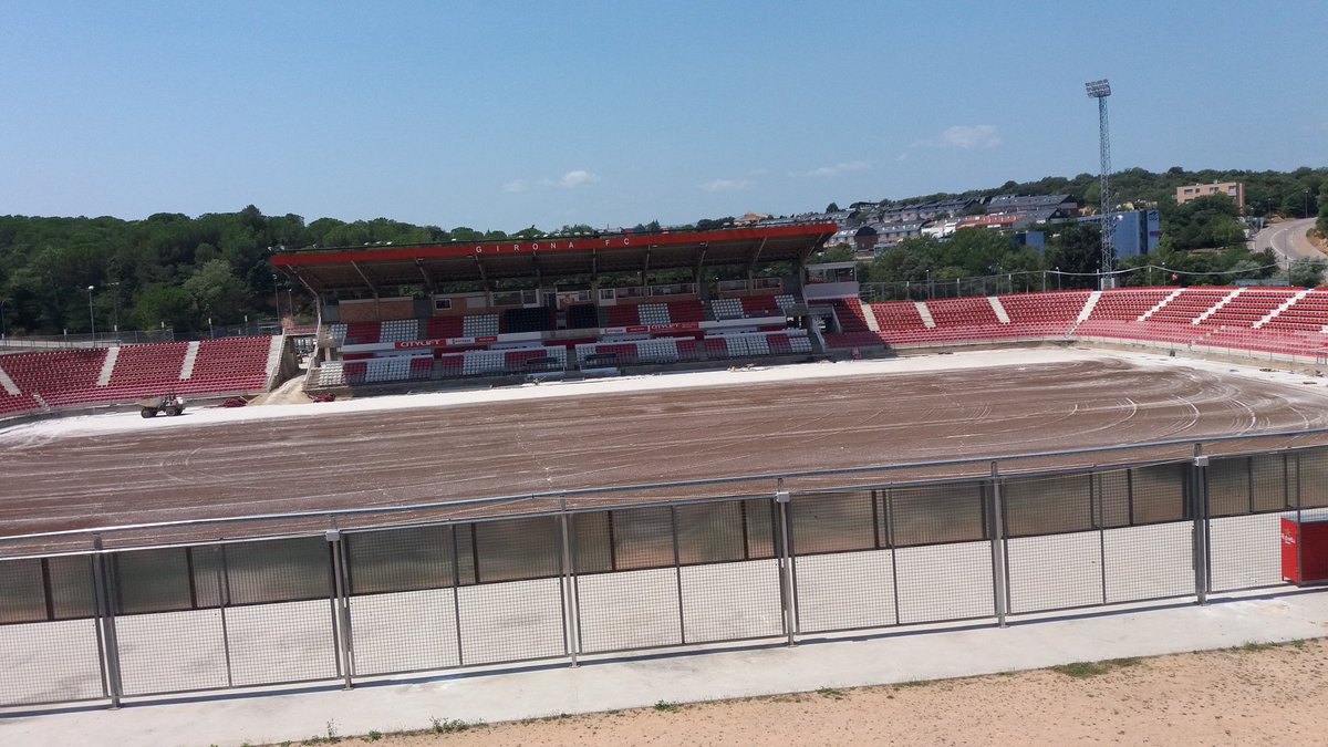 profferran's tweet photo. Ha començat també la "campaña de abono", en aquest cas del terreny de joc. Quina oloreta... #fems #adobs #Montilivi @GironaFC https://t.co/aB7wGZ0bn0