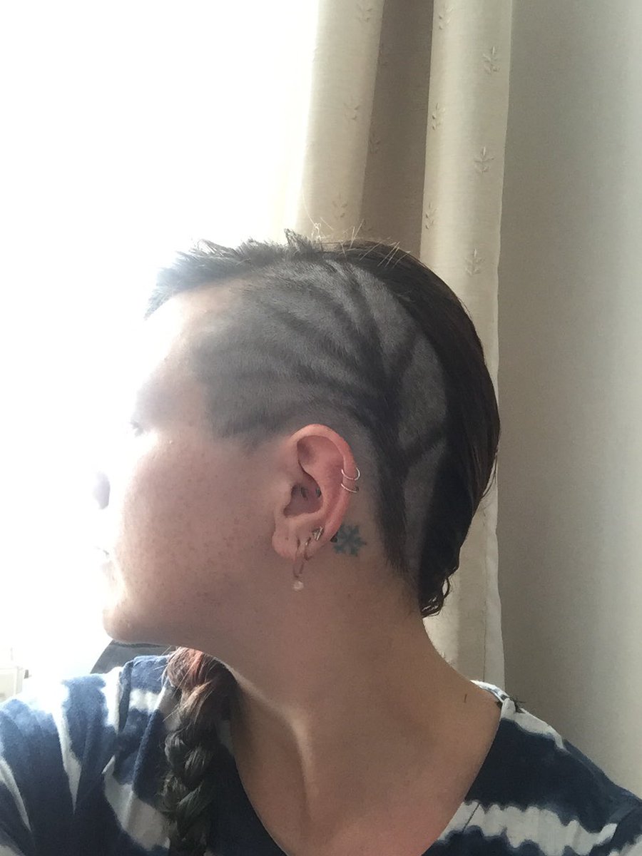 KittyCherryCola's tweet photo. Got my awesome friend to put a tree in my hair especially for court 😂 #SaveSheffTrees @StagNews2017 #treegeeks #axetheaxe #quellthefell https://t.co/mAQPdhtLsu
