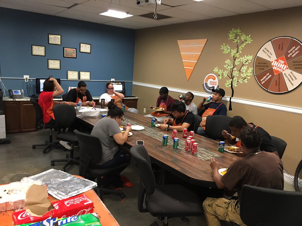 RICHNYMETRO's tweet photo. Thx U Thursday. Letting D38 know how big a role they played in helping 950 be #1 in sales &amp; comps in D15 HTD 💪💪💪Thx u for all ur hard work https://t.co/4C9JTzFYEj