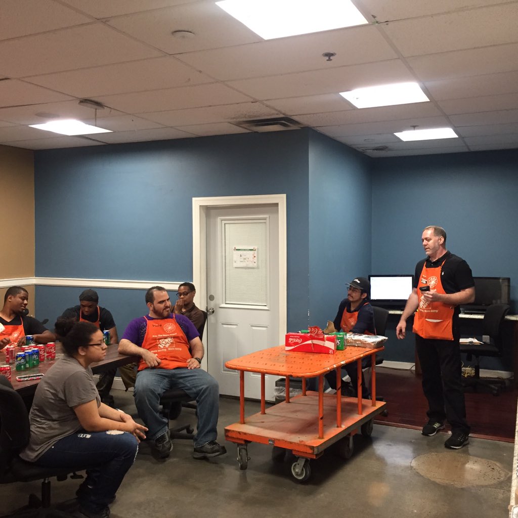RICHNYMETRO's tweet photo. Thx U Thursday. Letting D38 know how big a role they played in helping 950 be #1 in sales &amp; comps in D15 HTD 💪💪💪Thx u for all ur hard work https://t.co/4C9JTzFYEj