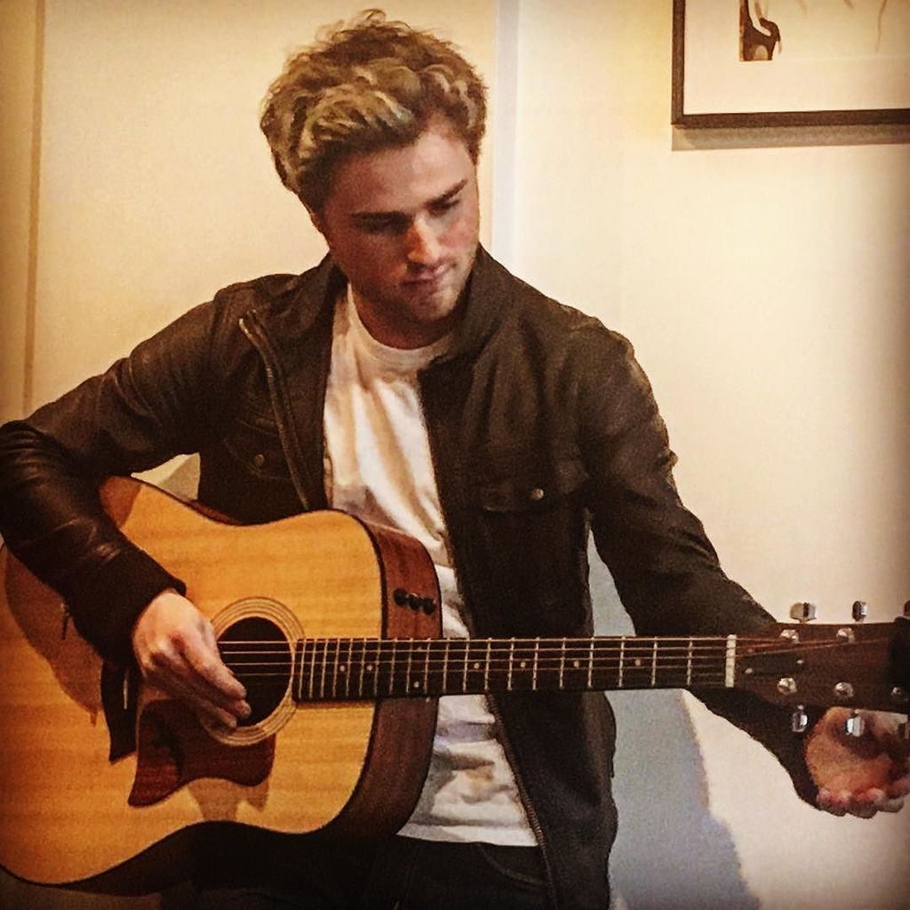 Almost_July's tweet image. Sometimes you gotta turn the music up louder than everyone's opinions 🤘🎧
#playitloud #summer2017 #newmusic ift.tt/2v5NZAr