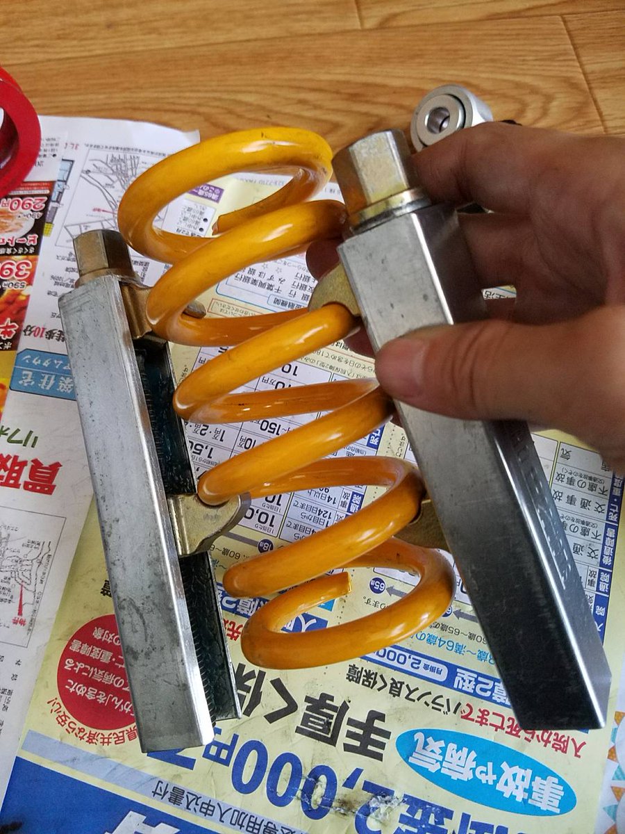 寺崎愛 イラストレーター 今日は なんと 一人でリアサスを外してバネを交換できたー Oﾟdﾟﾉ ﾉ乗ったらサスが外れるというオチもなかったですからね ヾ ヾ