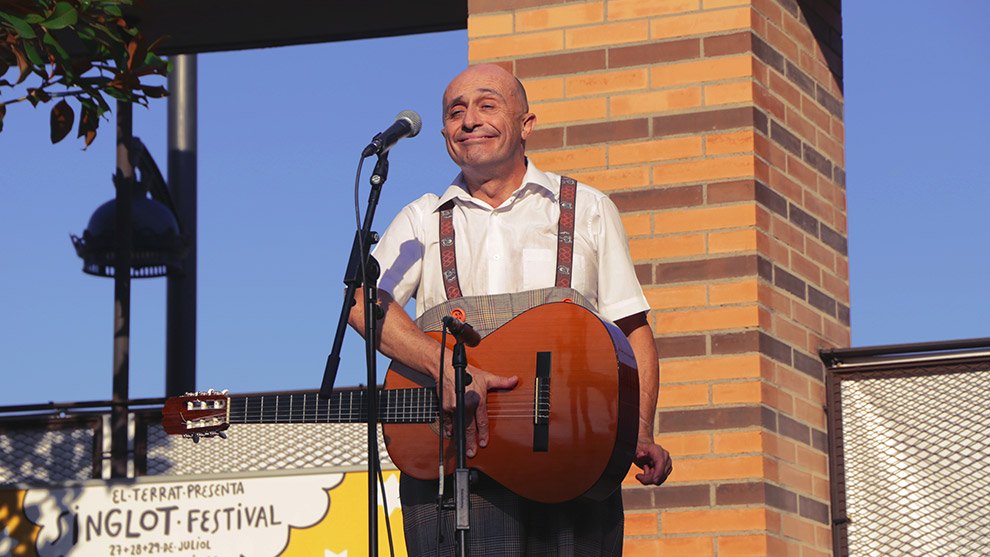 ElTerrat's tweet photo. La actuación de Pepe Viyuela en @SinglotFestival debería mostrarse en los colegios para enseñar qué es la sencillez https://t.co/Kie0sHQL7v https://t.co/KrymWTa05g