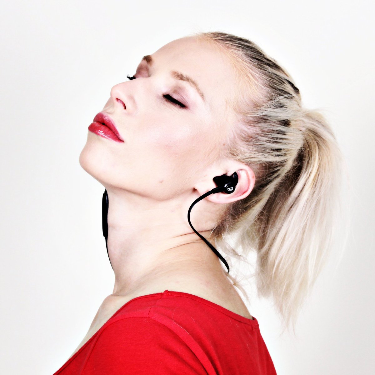Phonfamily's tweet photo. I have a therapist. Her name is music #phonaudio #ioClassic #wireless #headphones #soundmatters #musicislife #escape #mood #FridayFeeling https://t.co/iAKYuTqZqN