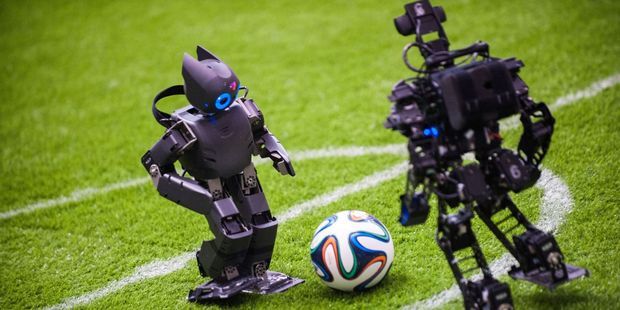 Сколько роботов в команде. Робот "футболист". Спортивный робот. Футбол робототехника. Роботы играющие в футбол.