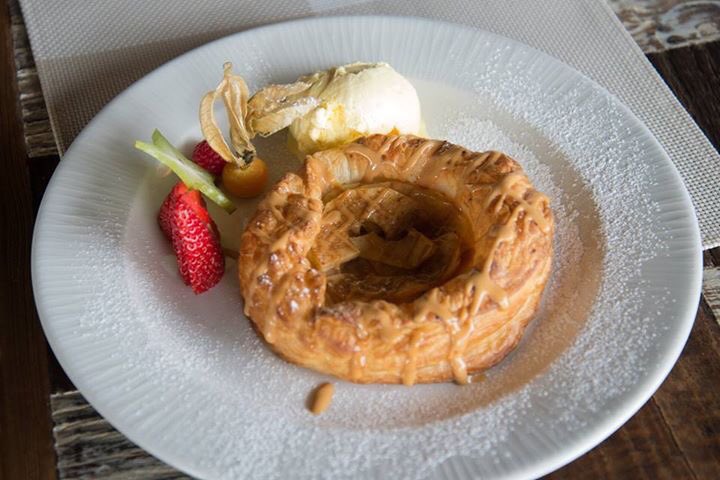 restpalapa's tweet photo. En Palapa los postres son una cosa muy seria. Tres deliciosos ejemplos: Tatin de manzana, Parfait de café y After Eight #PalapaExperience https://t.co/j1PueVro6p