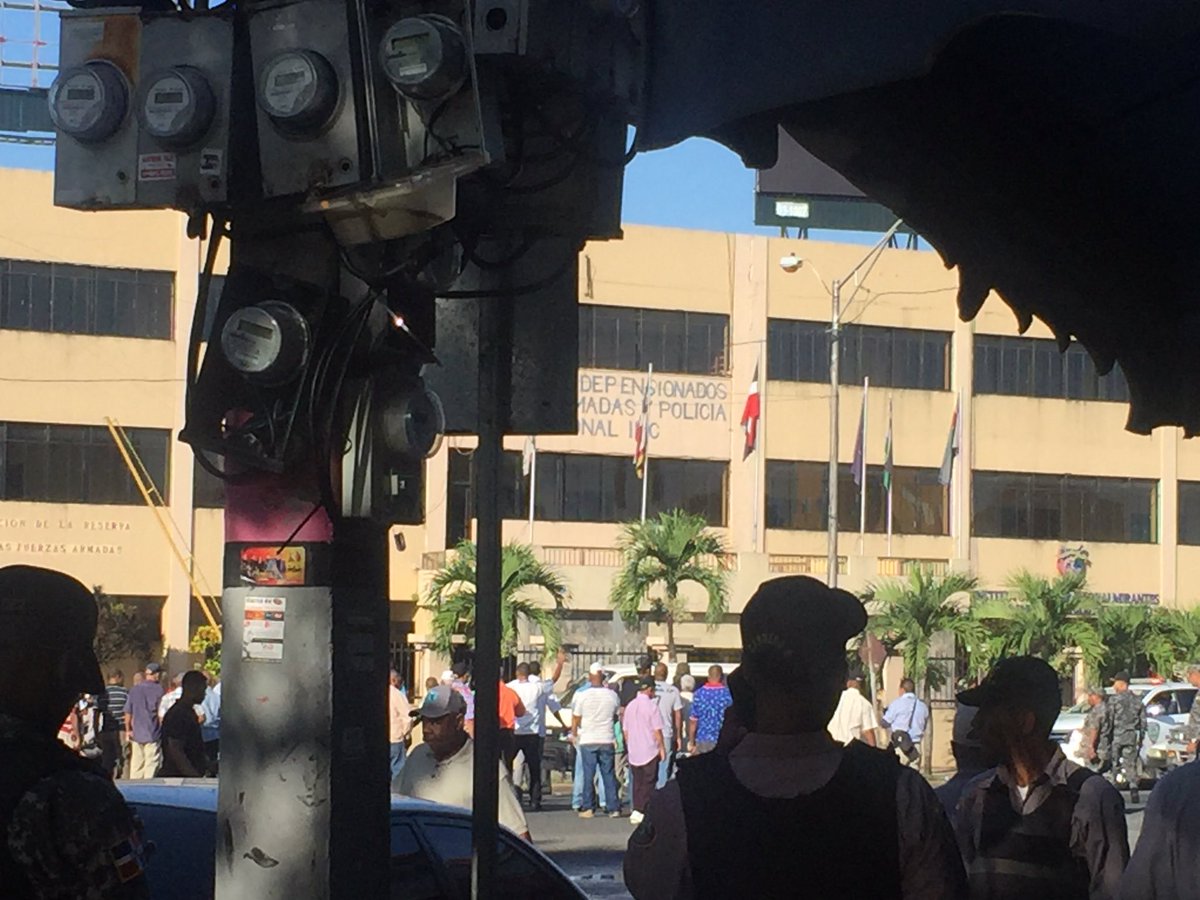 DanielTraviesoc's tweet photo. Huelga de Pensionados ahora @rcavada @ncdn @ElCaribeRD @PeriodicoHoy https://t.co/bnrCdtW4o4