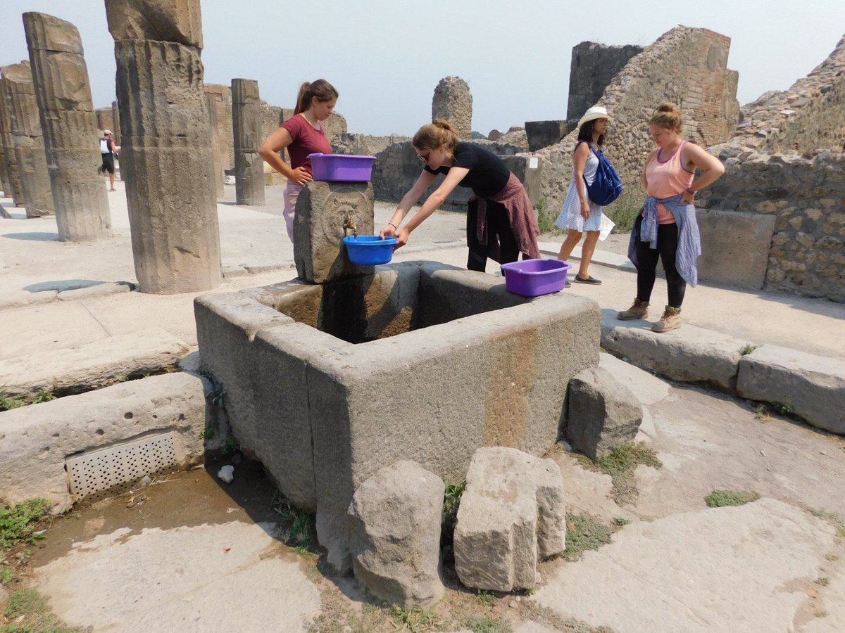 ginlindzey's tweet image. Here's to those doing field work while tourists roam around. #dayofarch #Pompeii
