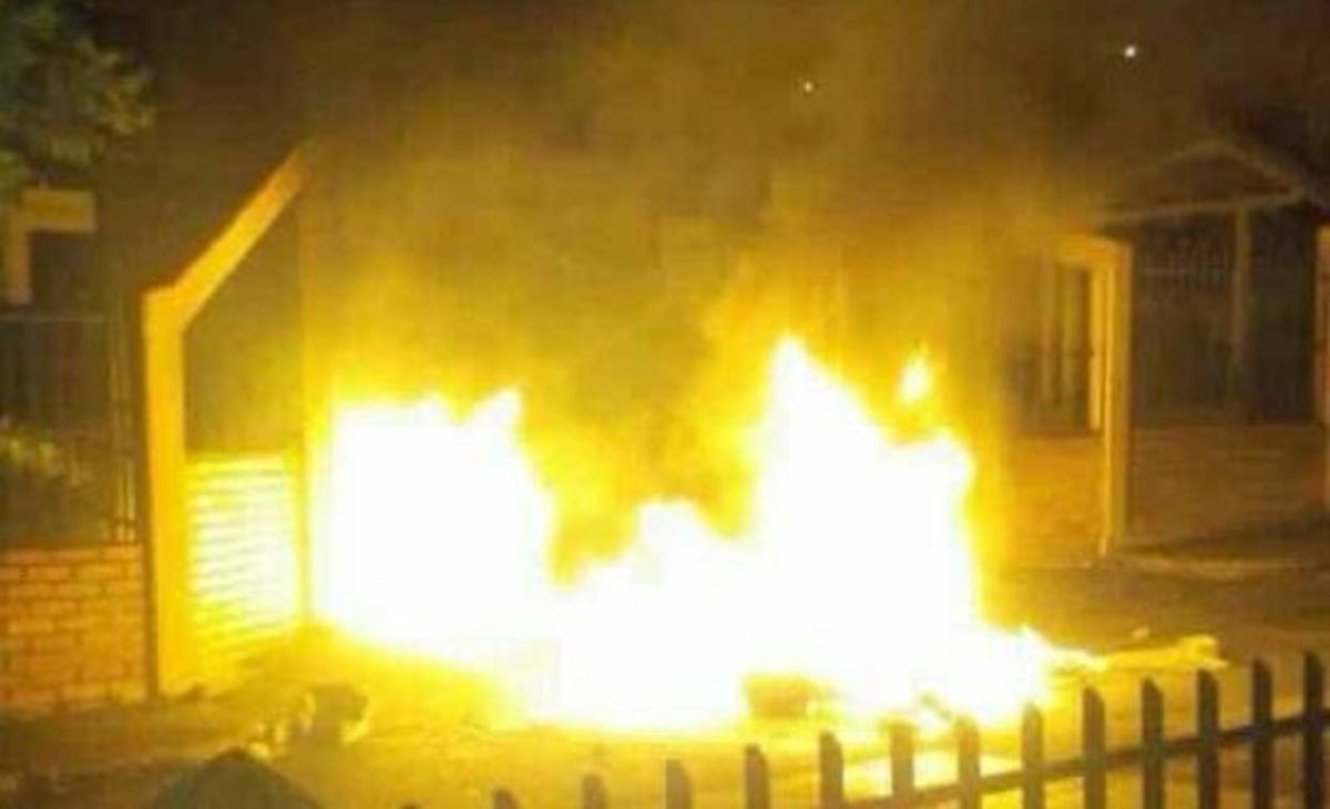 ElNacionalWeb's tweet photo. Denuncian quema de material y máquinas de votación en Táchira https://t.co/JBT3WrtDaG  https://t.co/o4piifntET