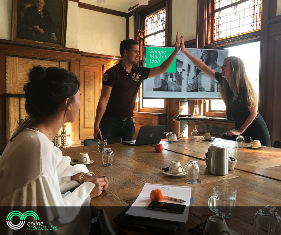 On_Marketeers's tweet photo. Marleen en Dennis love it when a plan comes together 😏. Nog even een #kennissessie met z'n allen voor de #vrijmibo! https://t.co/CDUco46xWM