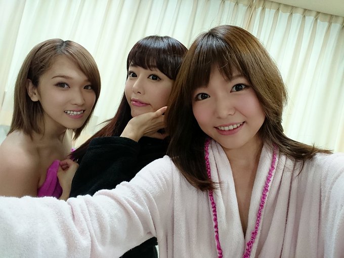 おっつー🙌 スイカバーにパインバー🍍が出たよ&hearts;  きのーのムーディーズは 麻里梨夏ちゃん、はままお、そらちゃんと一緒でした☝✌  喉絞りもよろしくなの🙌&hearts; 体当たりしたの&hearts;&hearts; のどちんちん 丸見えだよ～ん🙆♪