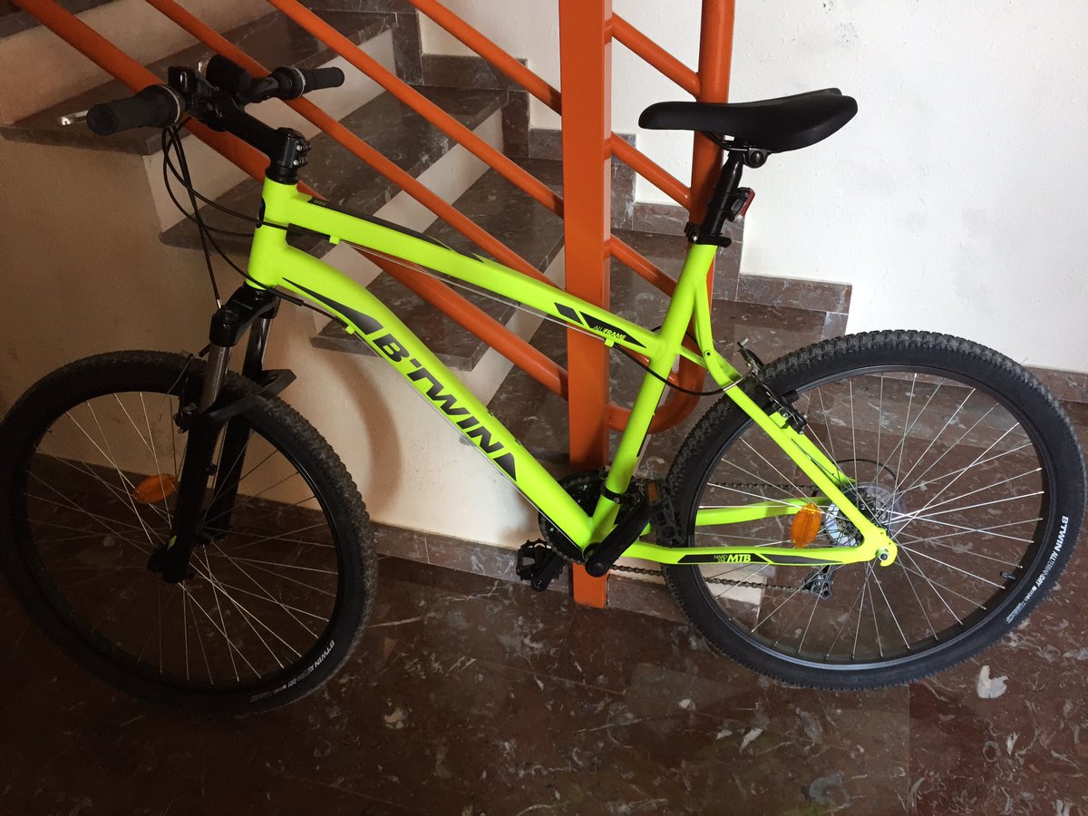 MrShadows_A7x's tweet photo. BICI ROBADA EN EL MCDONALDS DEL COSO HACE 30 min. Llevaba una cubierta Michelin.# https://t.co/p3WajrTWbb