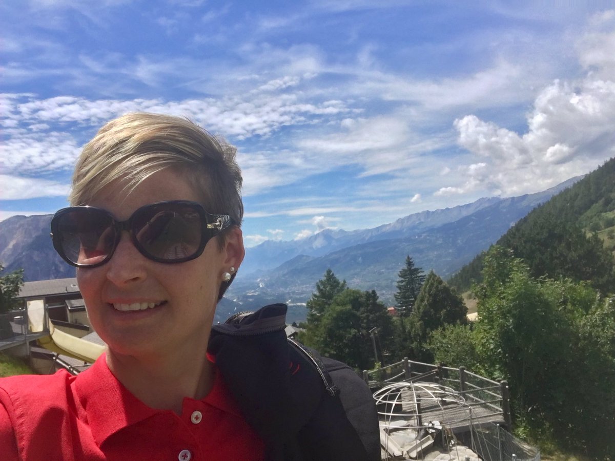 MonjaBurgener's tweet photo. Noch ein bisschen die Sonne und die Aussicht geniessen und dann geht's ins Aussenstudio. Wir hören uns gleich auf #rro aus #Guttet-Feschel. https://t.co/O28Z7NZZtz