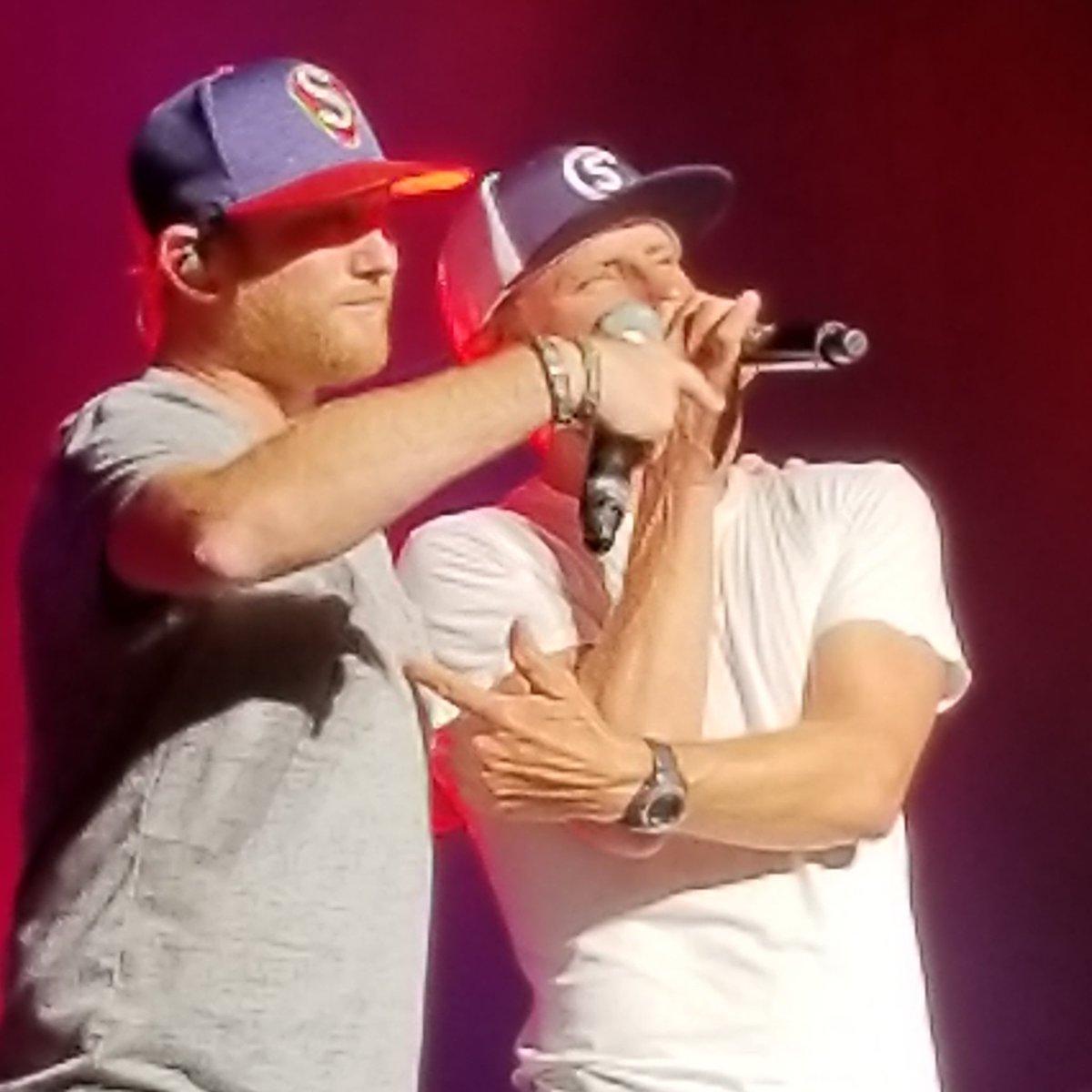 amy_howerton's tweet photo. @coleswindell and @DierksBentley at @BlossomMusicCtr with @949WQMX @995wgar #6throw #wthtour https://t.co/H93sWVVrb5