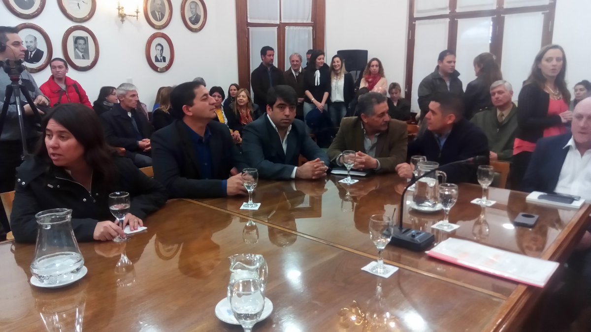 CarCasteblanco's tweet photo. #AHORA  en el Salón de Acuerdos junto a concejales. Firma de Convenio Programa Embellecimiento de Pueblos y Ciudades @OmarGutierrezOk https://t.co/sO51mKu6aB