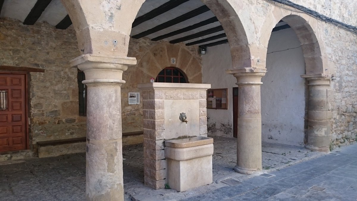 puebladearenoso's tweet photo. Perspectiva del #ayuntamiento y #fuente de la #plazatriangular de #puebladearenoso en días se #calor hay que buscar la #sombra https://t.co/y9QXipYEdz