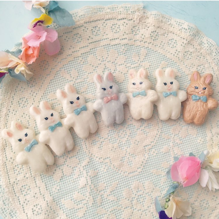 Aki Phraula うさきち 小さなぬいぐるみ風ブローチ ぬいぐるみの毛並み感を再現したうさきちブローチ シンプルですが存在感があります 顔のバランスが気に入ってます アリヴェデパール自由が丘