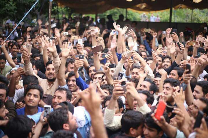 PTIofficial's tweet photo. Images from Bani Gala: Nawaz is Disqualified, Imran stands Vindicated, Justice Prevailed, Pakistani Nation Triumphed!

#AllahAlHaqHai https://t.co/Jj8bD1JNJk