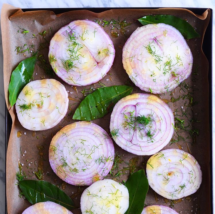 Cucina_Italiana's tweet photo. Cipolla di Acquaviva al forno:olio,sale,finocchietto,alloro, poca acqua. A 180x45'. Poi pane tritato con pomodori secchi, forno x altri 10'. https://t.co/ntPscN67hA