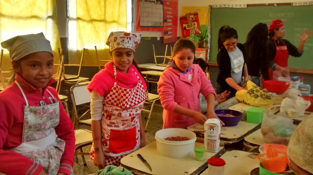 neivirginia's tweet photo. #Conectados a Playones #PoliticasSocioeducativasEnAccion GOURMET EN ESC. AB. BERNABE LOPEZ DE VAQUEROS. SABADO 29-7 https://t.co/Zl9LJejDFF