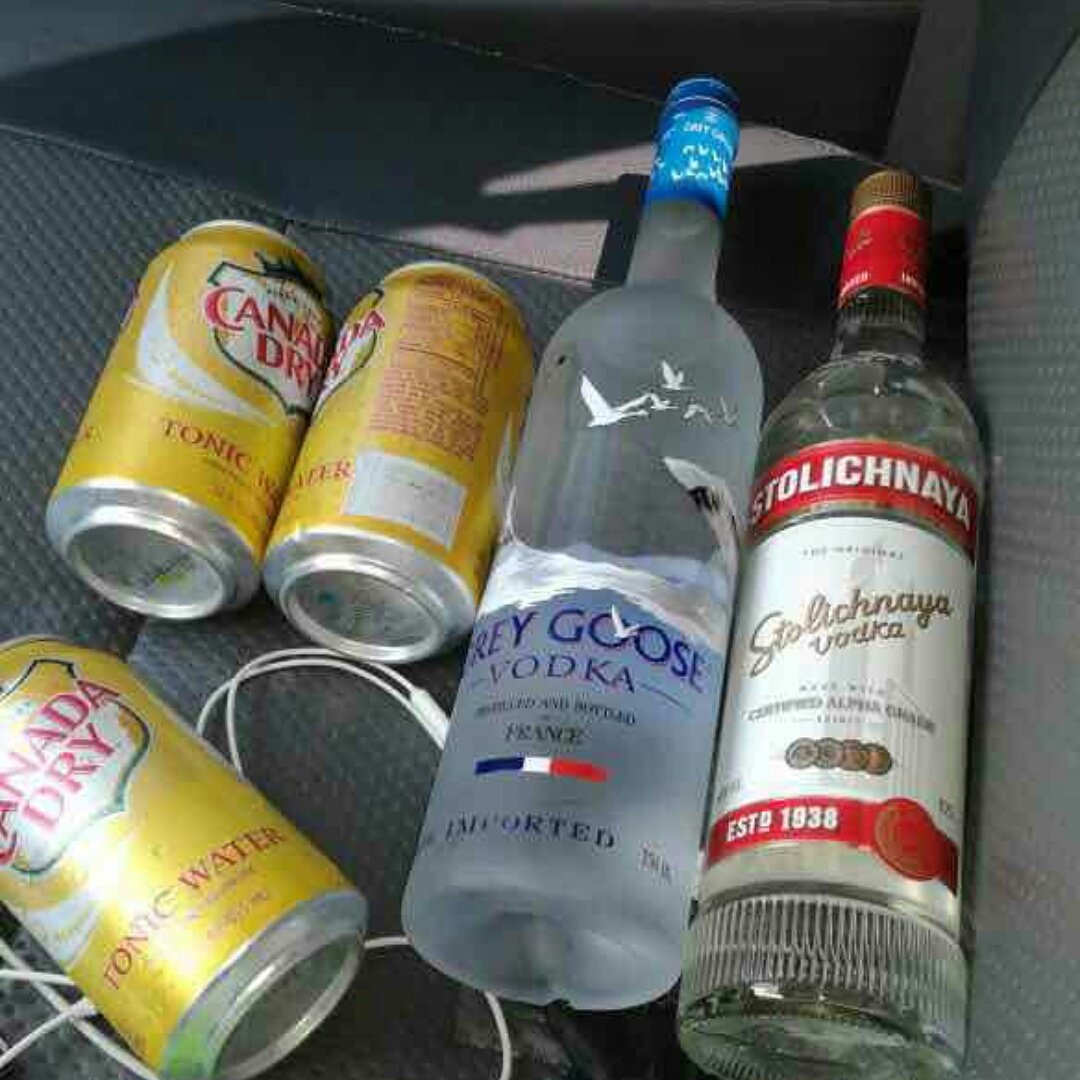 distributeur37's tweet photo. Gen #WeCan gen #Weekend ...
Ou konn kijan pa'w la ekri, ou entèlijan ! #Vodka #GreyGoose #Stolichnaya #Tonic #Distributeur37 https://t.co/aVyfRkSh6G