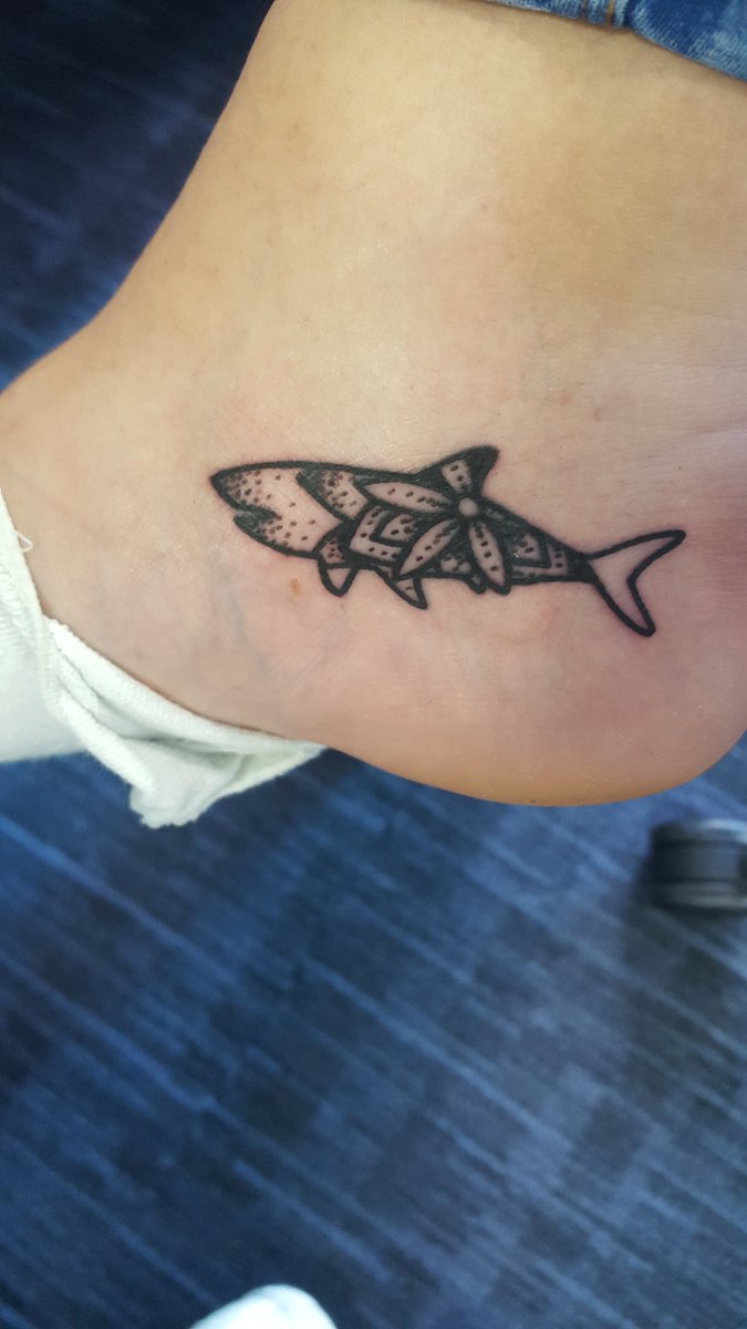 CatherineEKeane's tweet photo. New tattoos done yesterday by my very talented cousin 😁 love love love them #shark #turtle #tattoo #mynewfriends https://t.co/CNldh6dZLf