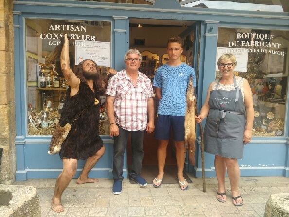 FOIEGRASGROLIER's tweet photo. Cet été, notre équipe vous accueillera dans notre boutique de Sarlat 7 rue de la Liberté près de la Cathédrale : dégustation de #FoieGras ! https://t.co/gc1iySZBkk