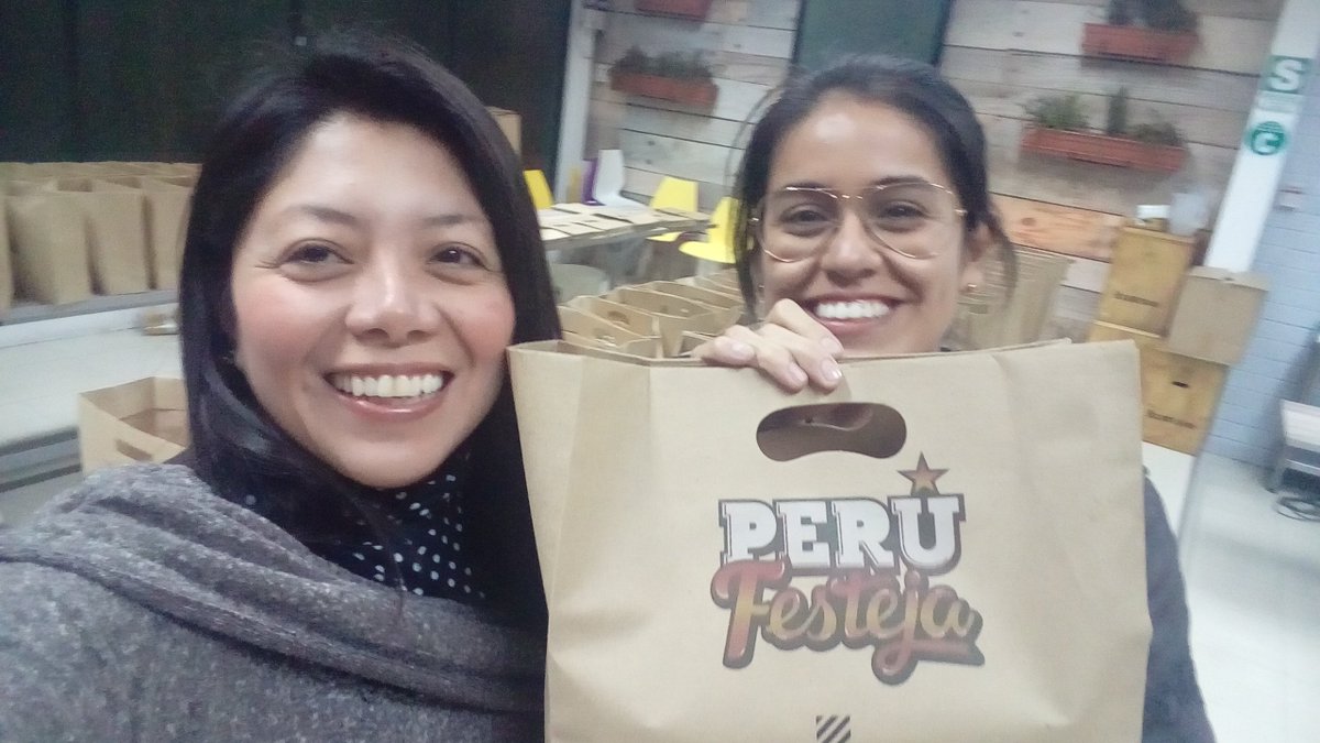 Gia0202's tweet photo. @magalyperu Chicas latinas trabajando....feliz 28 https://t.co/03thDAfj9S