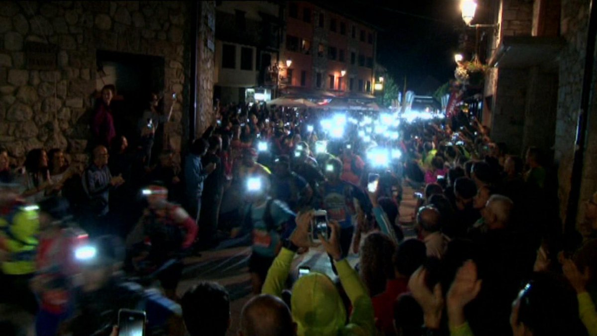 unidadmovil_atv's tweet photo. Los 300 #runners toman la salida a medianoche con un horizonte d 37 horas corriendo 
#UMGranTrail @aragontv #gttap17 @TURISMOBENASQUE #GAMTE https://t.co/qaovZu3YTc