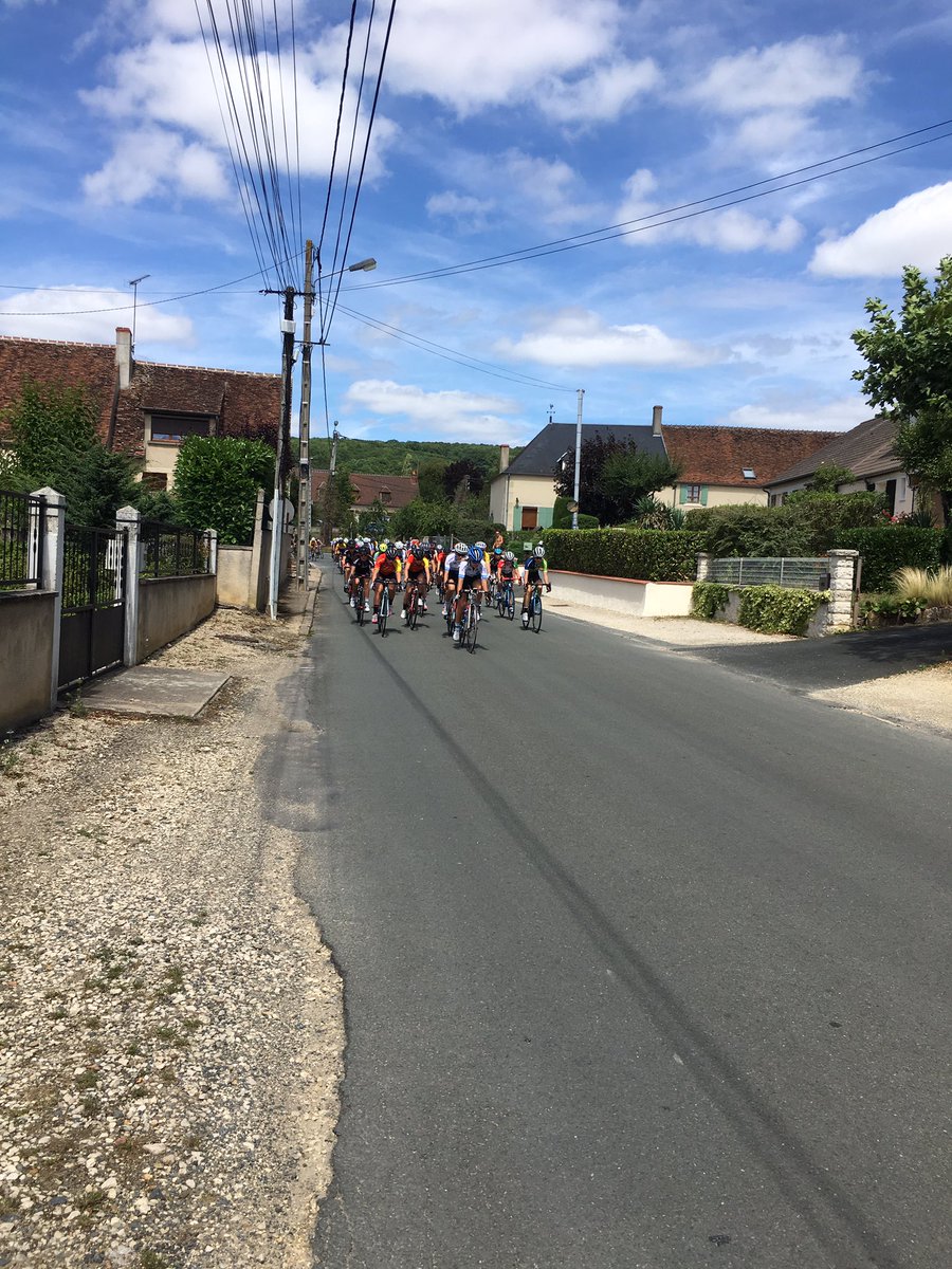 1er Tour : peloton groupé. <a href="/AguerMaitena/">Maitena AGUER</a> bien placée. Plusieurs attardées après la 2ème ascension