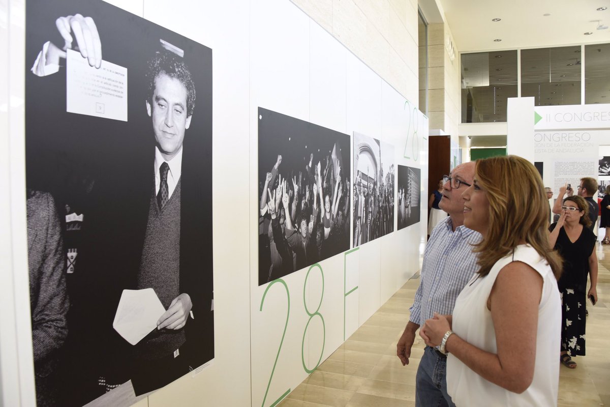 psoedeandalucia's tweet photo. Susana Díaz durante su visita a la exposición "Un gran partido para un gran pueblo" con motivo del 13° Congreso del PSOE de Andalucía. https://t.co/OZ1LdBy9cb
