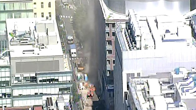 Evacuations are underway in Cambridge as firefighters work to control a "major" natural gas leak. boston.cbslocal.com/2017/07/28/cam…