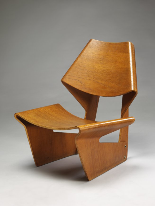 craftsmagazine's tweet photo. As @V_and_A celebrates #plywood co-curator Christopher Wilk introduces the history of the material https://t.co/GsV9rZt1nF #currentCrafts https://t.co/tF7x6aJudG
