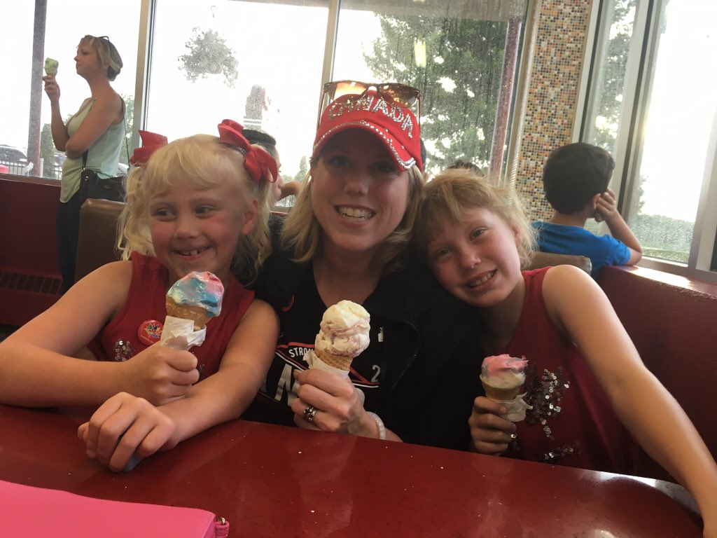 MsMcGillyALCDSB's tweet photo. @OntarioMilk @shawsicecream #lulu loves @shawsicecream we have been coming for over 40 years! https://t.co/7aQERnr4t4