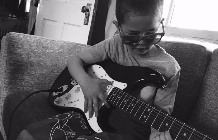 Dadding_us's tweet image. ICYMI: How to keep kids interested in playing music   bit.ly/2vNuqKW   #dads #music #piano #guitar #fridayfeeling