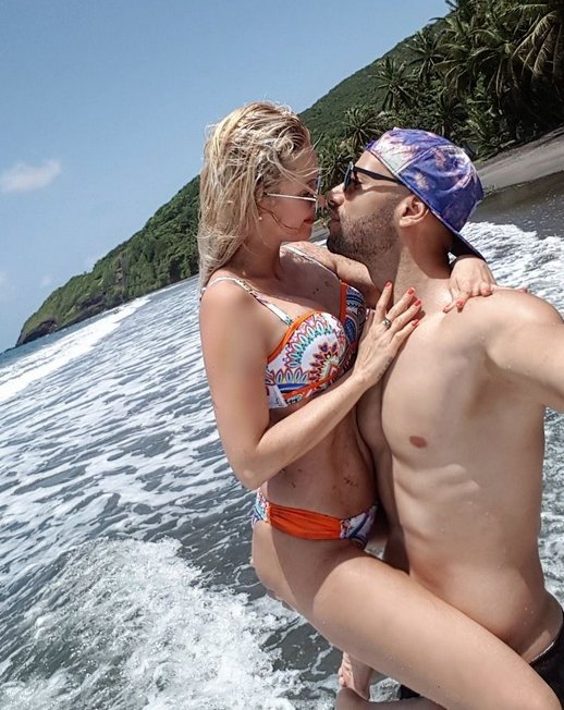 NewsTVReal's tweet photo. Xavier Delarue et Tatiana-Laurence Delarue profitent de vacances en amoureux, sous le soleil de la Guadeloupe. 😍☀️🌊🌴 https://t.co/Ojcr3jk6jS